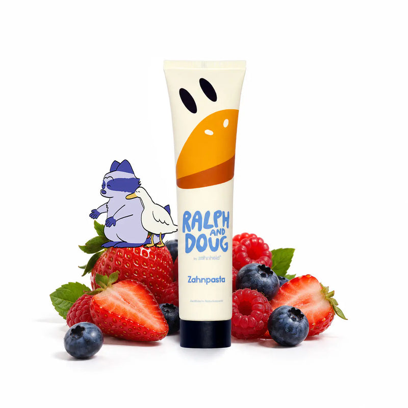 DOUG zwischen Erdbeeren, Himbeeren und Heidelbeeren, dazu Ralph und Doug als Zeichnung