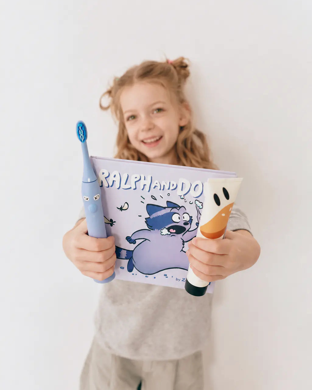 Mädchen hält RALPH, DOUG und das Buch